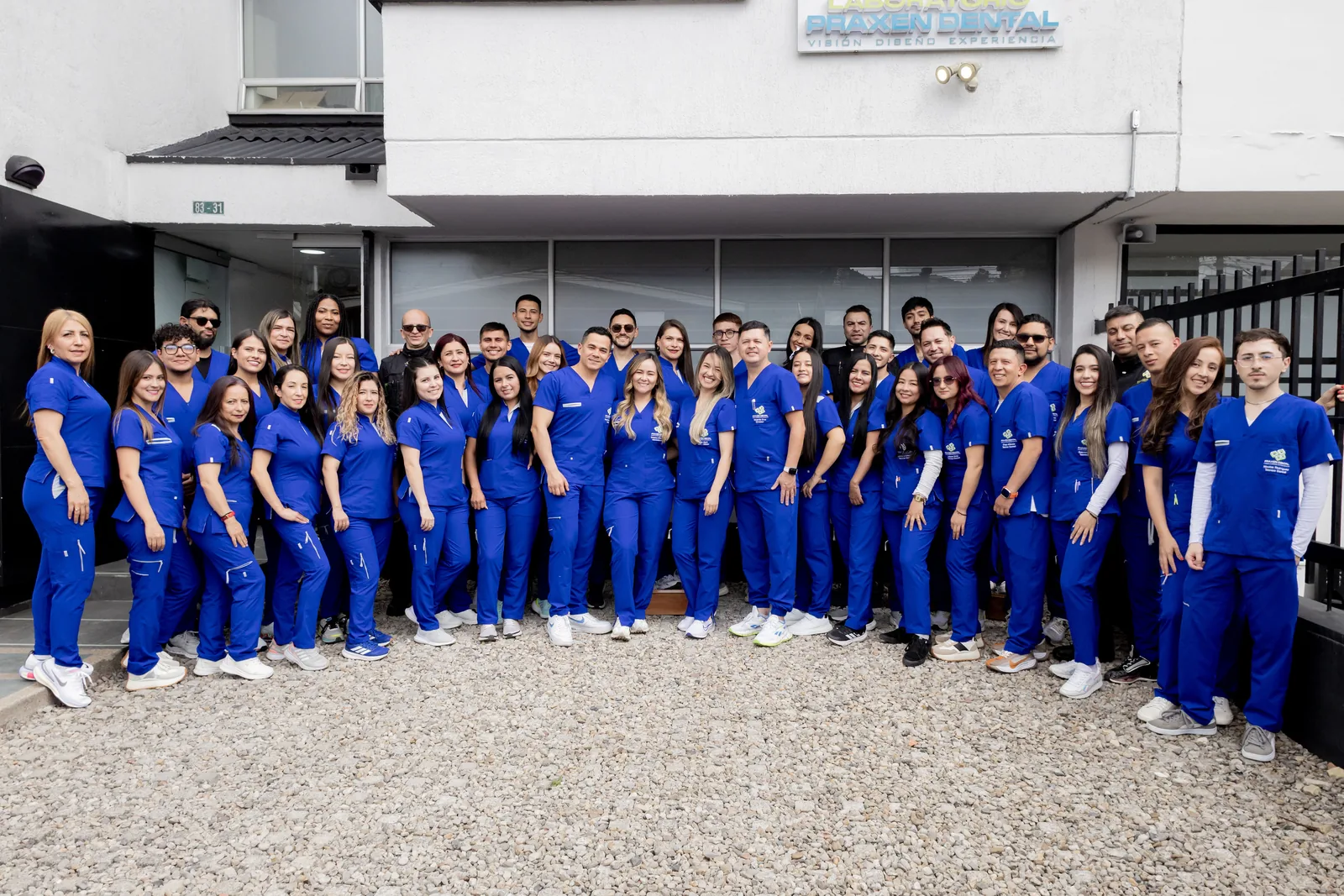 Equipo completo de Praxen Dental frente a la sede del laboratorio en Bogotá